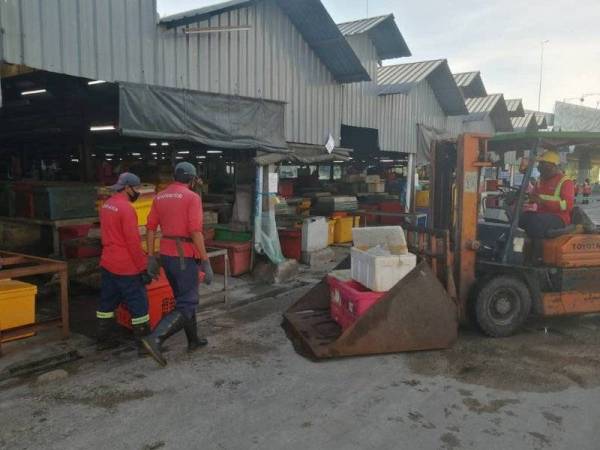 Ikan, sayur rosak dikeluarkan dari Pasar Harian Selayang  Sinar Harian