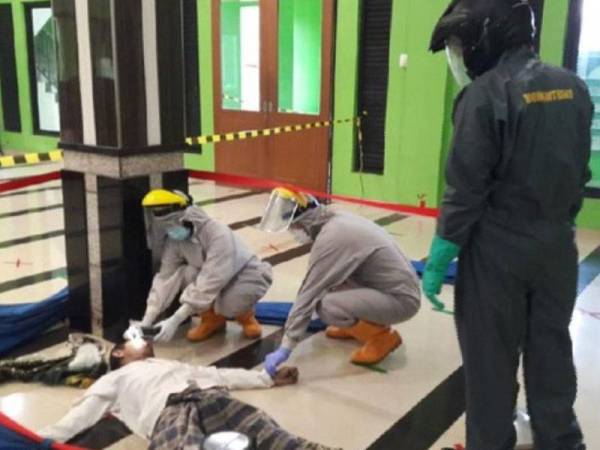 Lelaki ditemui meninggal dunia di masjid diperiksa petugas perubatan. - Foto Detik News