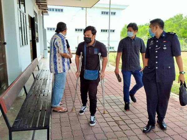 Ahmad Radhi (kiri) dan Muhamad Asraf (dua kanan) didenda RM800 kerana ingkar PKP.