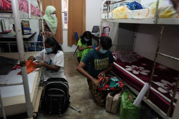 Pelajar yang terlibat dalam kelompok pertama akan dihantar pulang malam ini mengemas barang peribadi masing-masing. Foto: UMT