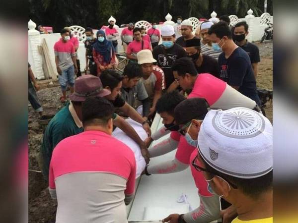 Jenazah Allahyarham selamat dikebumikan di Tanah Perkuburan Islam Parit 9 Pasir Panjang, semalam.