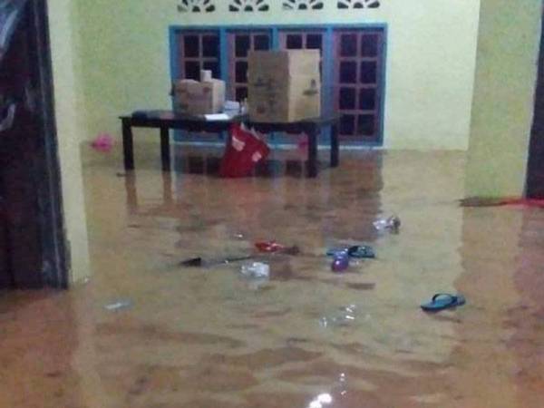 Antara rumah penduduk yang terjejas dalam kejadian banjir kilat semalam. - Foto: Ihsan FB MPKK Bukit Kapar