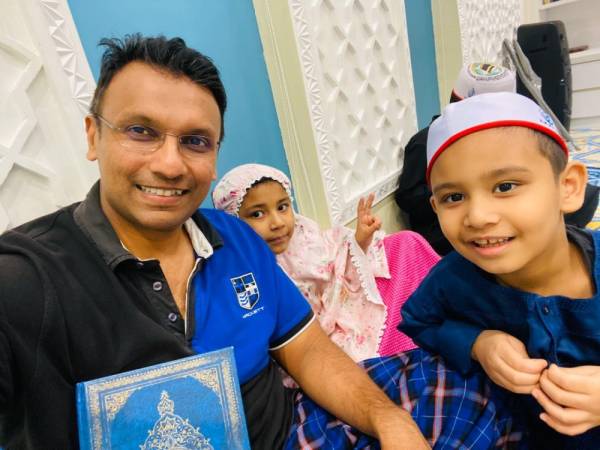 
Nazir (kiri) bersama dua anaknya, Nur Eryna Sofea, 5, dan Muhammad Daim Hussin, 7, selepas bertadarus bersama pada bulan Ramadan.