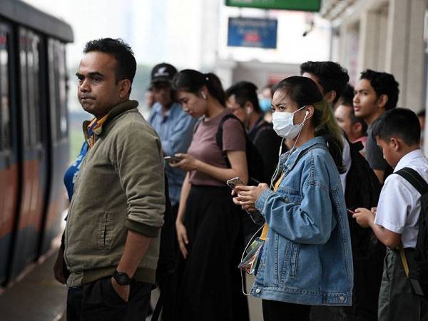 Pemakaian topeng muka oleh orang ramai dilihat sudah menjadi kebiasaan sebagai langkah pencegahan susulan penularan Covid-19. - Foto Bernama