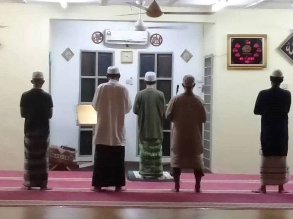 Lima jemaah ini dikesan menunaikan solat sunat tarawih berjemaah di sebuah surau diberi amaran (Foto: Ihsan JHEAT)