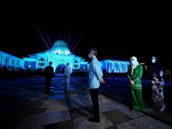 Yang di-Pertuan Agong dan Raja Permaisuri Agong bersama anakanda-anakanda berkenan mencemar duli melihat suasana kempen ‘Light It Blue’ di Istana Negara, malam tadi.- Bernama