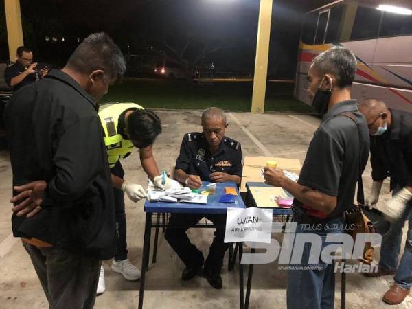 Pemandu bas menjalani saringan ujian air kencing di Politeknik Merlimau, malam tadi, sebelum bertolak membawa pelajar pulang ke kampung.