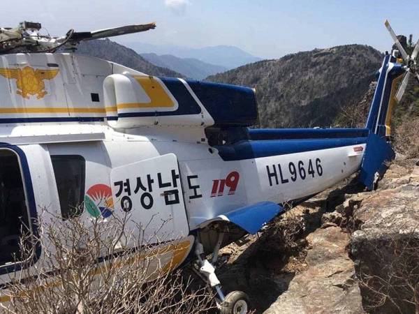 Helikopter bomba terhempas di gunung Jiri di wilayah selatan Korea Selatan ketika misi menyelamatkan dua pendaki di gunung itu. - Foto Yonhap