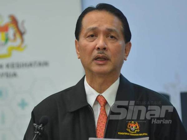 Ketua Pengarah KKM, Datuk Dr Noor Hisham Abdullah bercakap pada sidang media mengenai perkembangan semasa wabak Covid-19 di Kementerian Kesihatan Malaysia. - FOTO SHARIFUDIN ABDUL RAHIM