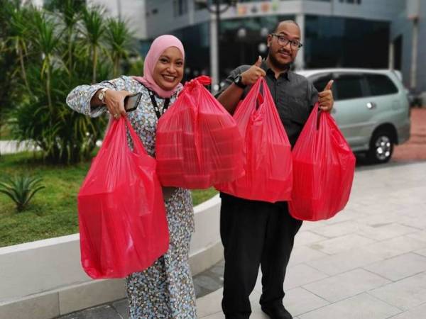 Petugas media di Media Prima menerima sumbangan pek makanan daripada KamiKLS baru-baru ini.