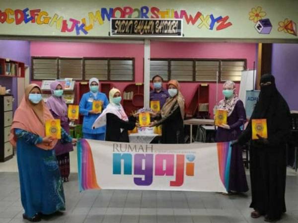 Maziah (tiga dari kanan) menyampaikan 160 naskhah al-Quran kepada Dr Nurul Huda Azira (empat dari kiri) untuk ditempatkan di #QuranCorner HSM.