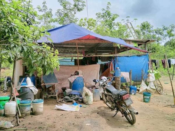 Keadaan khemah usang yang didiami abang kandung penuntut program PhD UTM bersama isteri dan enam anak di Malan, Dangi, Kuala Pilah, Negeri Sembilan yang tular di laman sosial sejak kelmarin. - Foto ihsan pembaca 