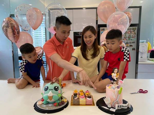 Chong Wei meraikan ulang tahun kelahiran Mew Choo bersama anak-anak mereka. Foto: FB Lee Chong Wei