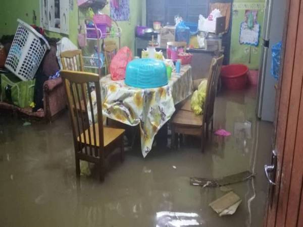 Rumah penduduk di Kampung Sengat, Simpang Pulai dinaiki air separas 0.9 meter menyebabkan enam keluarga dipindahkan. - Foto JBPM Perak 