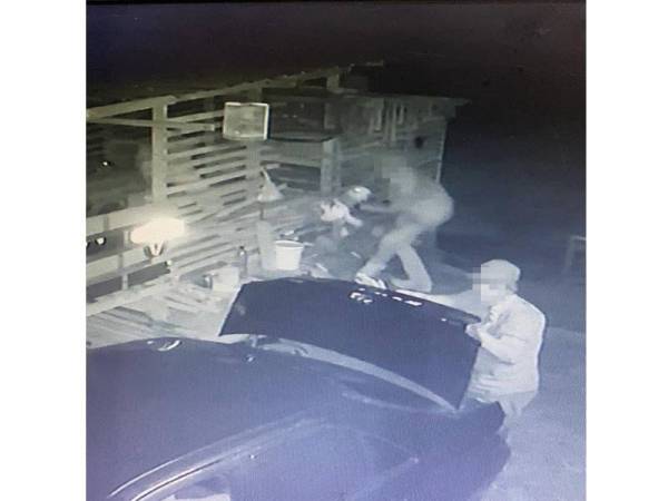 Rakaman CCTV yang menunjukkan perbuatan suspek menyumbat kambing ke dalam but kereta.