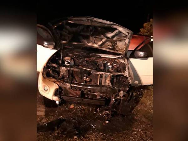 Pacuan empat roda jenis Mitsubishi Triton yang terbakar di hadapan Mardec Baling malam tadi.