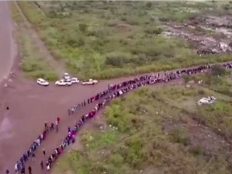 Ribuan penduduk di Centurion, Afrika Selatan sanggup beratur sejauh 4km semata-mata untuk mendapatkan makanan.