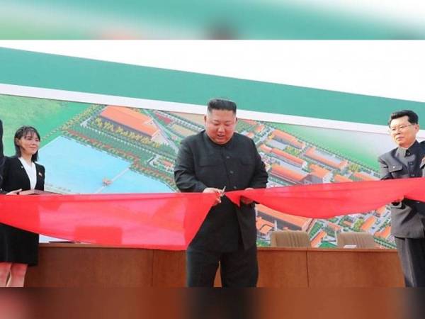 Jong-un membuat kemunculan semula untuk merasmikan sebuah kilang baja di Sunchon, utara Pyongyang kelmarin selepas 20 hari menghilangkan diri. - FOTO: AGENSI