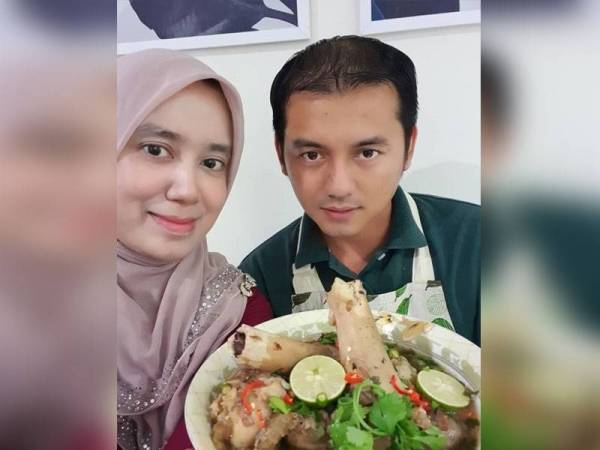 Nik Mohd Shahril Irwan bersama isterinya, Dr Farah Sabreena menunjukkan menu sup 'gearbox tok abah' yang menjadi pelengkap menu berbuka puasa mereka sekeluarga.