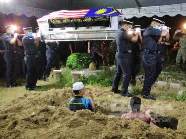 Pengebumian Allahyarham Koperal Safwan Muhammad Ismail di Tanah Perkuburan Islam Kampung Bakar Bata, Tanjung Rambutan dijalankan dengan istiadat polis.