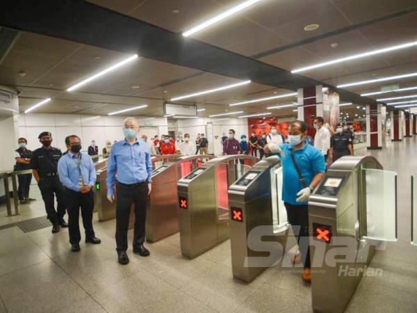 Ka Siong melakukan tinjauan di Stesen MRT Bukit Bintang selepas kerajaan membenarkan sektor ekonomi dan pekerjaan beroperasi semula dengan syarat mematuhi Perintah Kawalan Pergerakan Bersyarat hari ini. - FOTO SHARIFUDIN ABDUL RAHIM