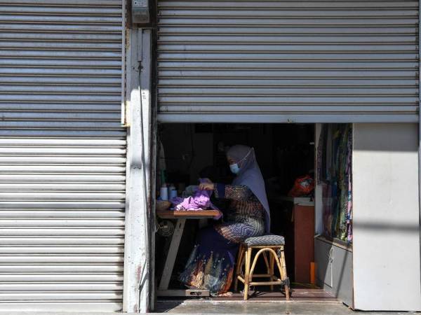 Tukang jahit, Zalina Harun, 53, tekun menjahit baju raya yang ditempah pelanggan apabila kedainya mula beroperasi hari ini susulan pengumuman pelaksanaan Perintah Kawalan Pergerakan Bersyarat (PKPB) ketika tinjauan di Jalan Sultan Zainal Abidin hari ini.
Perdana Menteri Tan Sri Muhyiddin Yassin baru-baru ini mengumumkan PKPB dengan sebahagian besar aktiviti ekonomi dan sosial dibenarkan beroperasi mulai 4 Mei tertakluk kepada syarat-syarat dan prosedur operasi standard (SOP) yang ditetapkan. - Foto Bernama