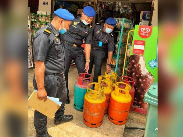 Penguat kuasa KPDNHEP melakukan pemeriksaan di sebuah kedai runcit di Temerloh.- Foto: KPDNHEP Temerloh