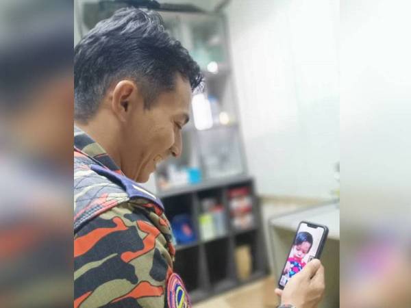 Pelepas rindu seorang ayah apabila menatap wajah anak di telefon bimbit ketika kejauhan. 