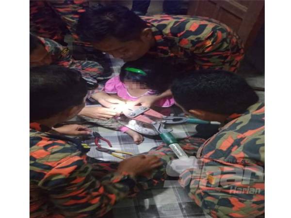 Bomba menggunakan peralatan khas memotong cincin bagi mengeluarkan objek berkenaan..