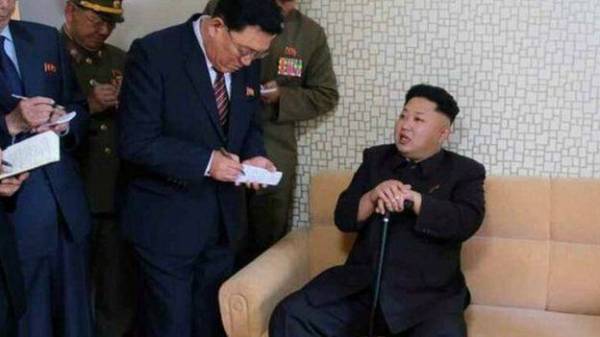 Akhbar Rodong Sinmun di Korea Utara pernah memaparkan gambar Jong-un yang kembali semula di khalayak umum dengan memegang tongkat selepas 'hilang' pada Oktober 2014. - FOTO: AGENSI
