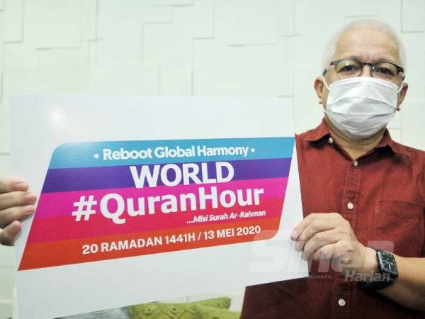 Pengasas WUIF, Datuk Dr Hussamuddin Yaacub memegang poster World #QuranHour. - Foto Sinar Harian ROSLI TALIB