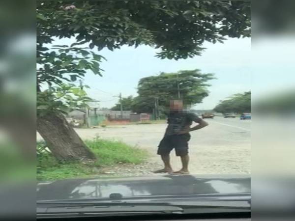 Lelaki yang bertindak menggantung anjing peliharaannya di pokok di tepi jalan di Batu 17 Sungai Sedu, Jalan Klang Banting, Kuala Langat semalam.