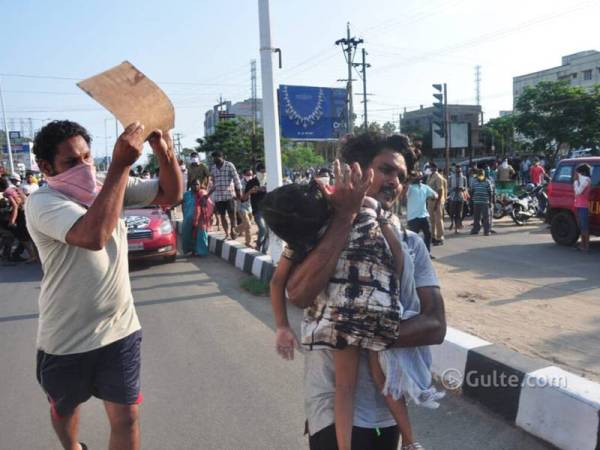 Situasi panik tercetus di Visakhapatnam selepas berlaku kebocoran gas di sebuah kilang kimia di pinggir bandar tersebut awal hari ini. - Foto Agensi