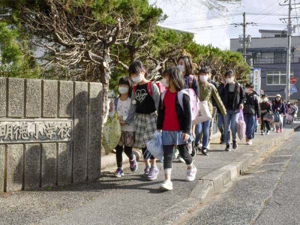 Kelihatan pelajar memakai pelitup muka ketika dalam perjalanan ke sekolah di wilayah Aomori, Jepun. - Foto Sumber Internet