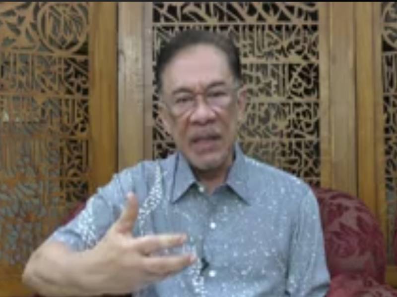 Anwar ketika sesi soal jawab pada program sidang langsung diadakan di Facebooknya, hari ini.