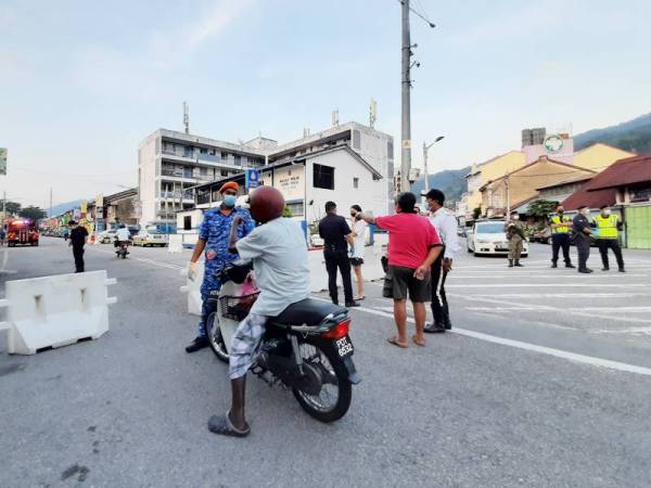 Sebelum ini jalan ke Pasar Awam Air Itam ditutup untuk orang awam ketika pelaksanaan PKP.