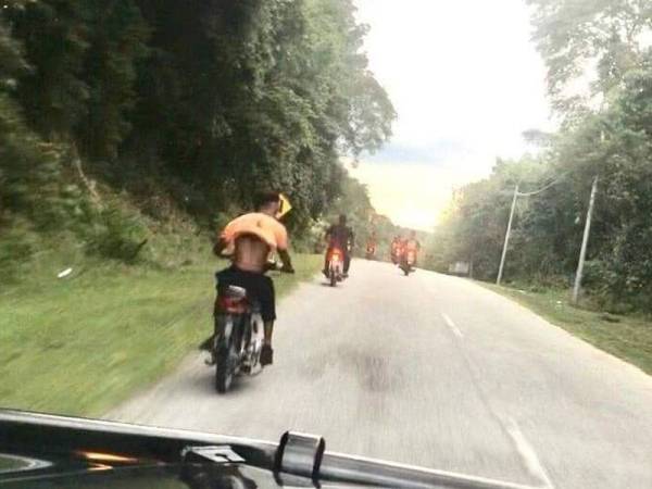 Kelihatan remaja menunggang motosikal tanpa topi keledar ketika dikejar oleh kenderaan polis di Lenggong semalam. Foto: FB PDRM Lenggong Perak.