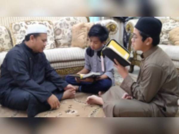 Mohd Faisol sekeluarga ambil peluang Ramadan di musim PKP untuk lebih mengenal ALLAH SWT dengan mempraktikkan amalan terbaik seperti bertadarus al-Quran.