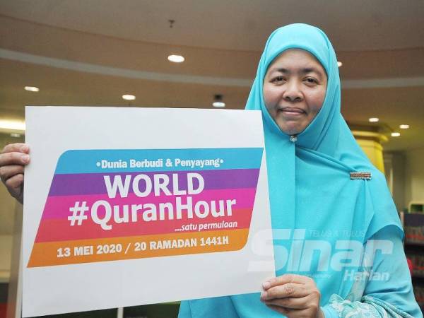 Mastura menunjukkan plakad World #QuranHour sebagai tanda sokongan terhadap program itu yang akan berlangsung antara jam 12 tengah hari hingga 1 petang 13 Mei ini. - Foto Sinar Harian ROSLI TALIB