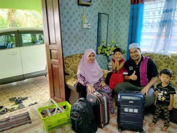 Mohd Rozamli dan keluarga sudah bersiap dan tidak sabar menunggu Ahad ini untuk kembali ke Kuantan selepas lebih sebulan terkandas di rumah ayahnya di KualanTelemung, Terengganu.