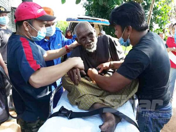 Anggota Angkatan Pertahanan Awam Malaysia (APM) dan penduduk kampung mengangkat Adam untuk di bawa ke hospital setelah hampir sejam memujuknya. 