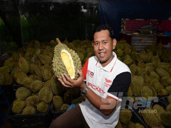 Muhamad Al Amin berada di hadapan di gerainya di Jalan Naka, Pokok Sena.