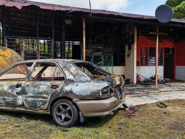 Kebakaran membabitkan dua rumah di Kuala Kangsar menyebabkan empat sekeluarga mengalami melecur.