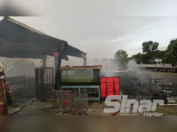 Restoran terapung yang popular dengan asam pedas dan makanan laut musnah dalam kebakaran di Kampung Senibong, Permas, Pasir Gudang, Johor hari ini.