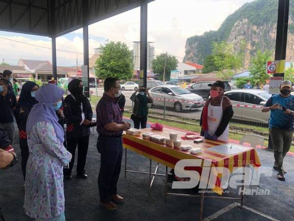 Amirudin beramah mesra bersama peniaga yang beroperasi di e-Kitchen Batu Caves ketika turun padang hari ini.