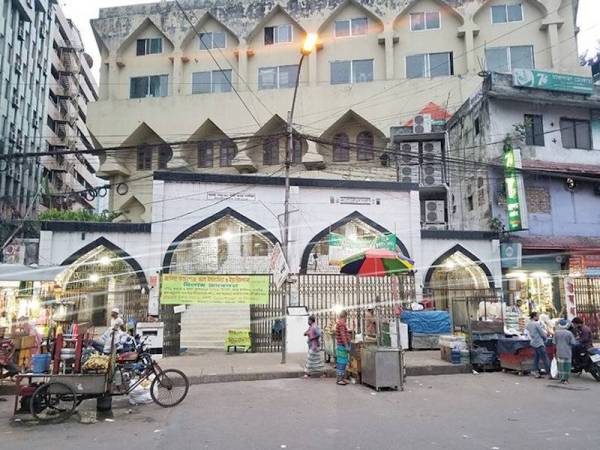 Sebuah masjid di daerah Karwan Bazar, Dhaka kini dibuka untuk jemaah selepas pemerintah menarik balik larangan solat berjemaah semalam. - Foto Agensi