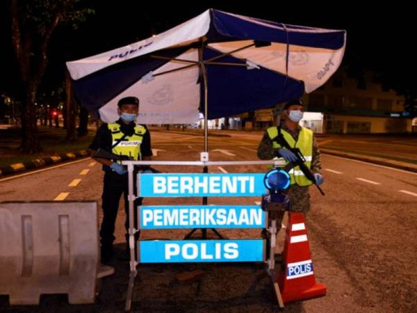 Gambar hiasan. Anggota polis dan tentera melakukan sekatan jalan raya ketika tinjauan wartawan pada awal pagi di sekitar Kuala Lumpur baru-baru ini.