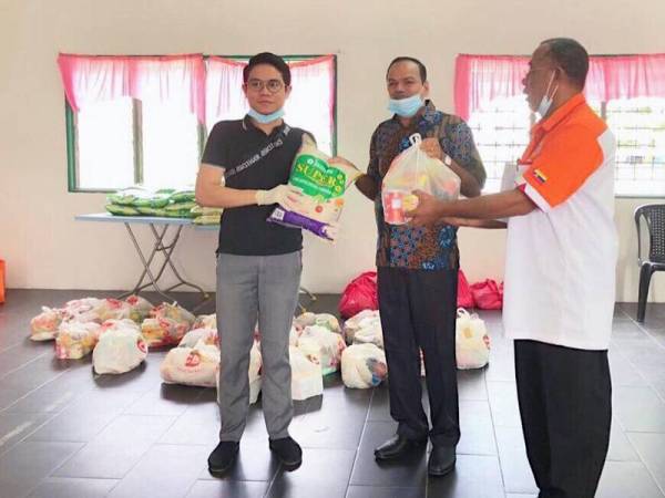 PERIEB mengagihkan bantuan kepada golongan yang terjejas akibat Covid-19 dengan kerjasama Persatuan Anak Kampong Pandan serta Pertubuhan Kebajikan dan Sosial Amal Murni baru-baru ini.