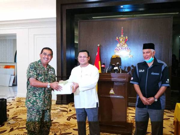 Menteri Besar Selangor, Datuk Seri Amirudin Shari menyampaikan al-Quran dalam majlis penyerahan sumbangan al-Quran Wakaf Yayasan Restu kepada frontliners dan pusat kuarantin Covid-19 negeri Selangor di Kediaman Rasmi Menteri Besar Selangor di sini hari ini.