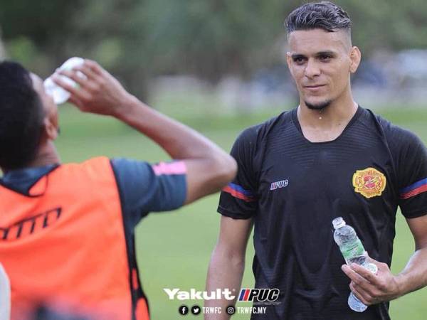 Casio Francisco De Jesus (kanan) memperkuat Kelantan dalam saingan Liga-M sebelum ini.